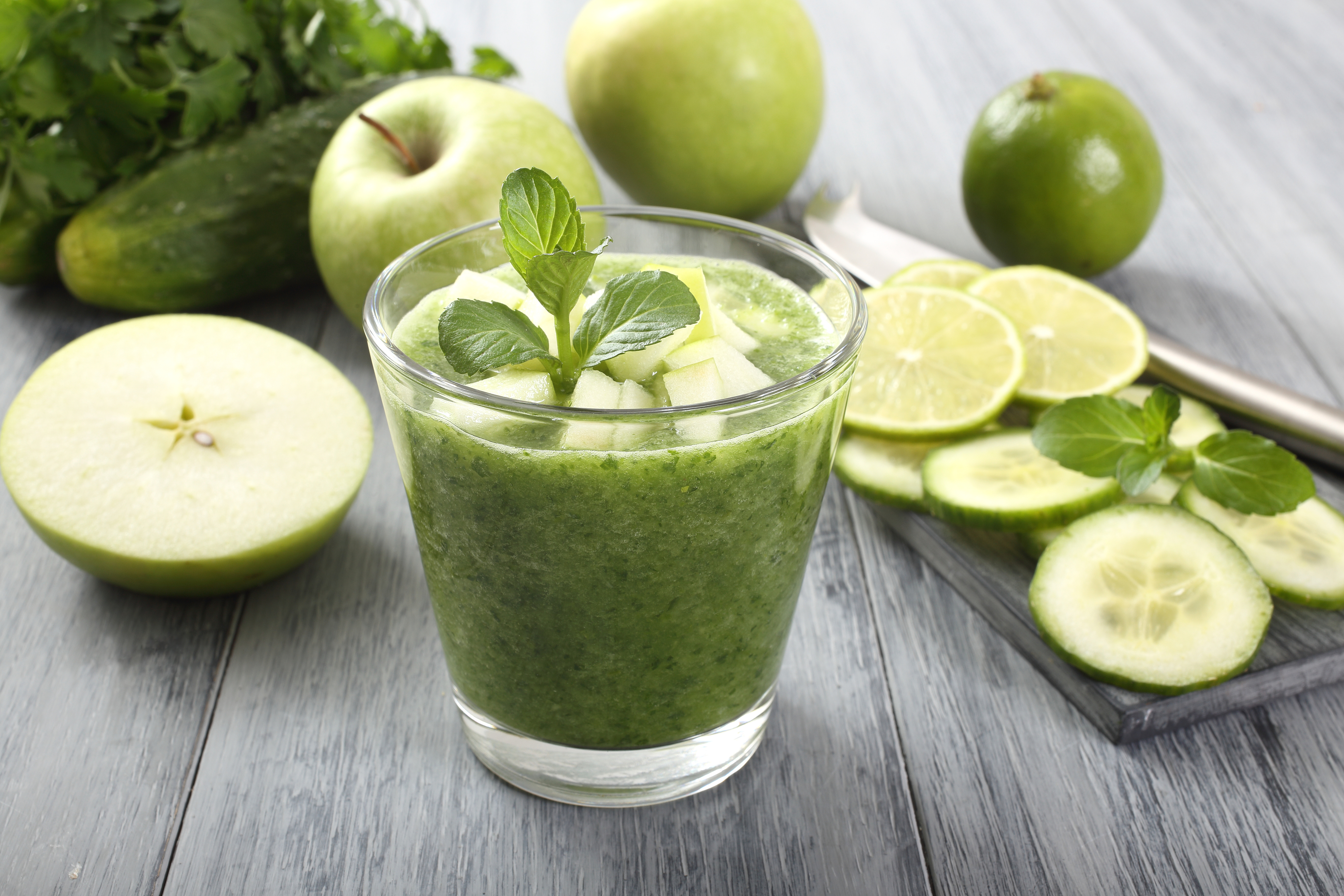 kombucha smoothie - kombucha - smoothie - recipe - mint - apple - cucumber - probiotic - gut health - healthy gut - healthy bacteria