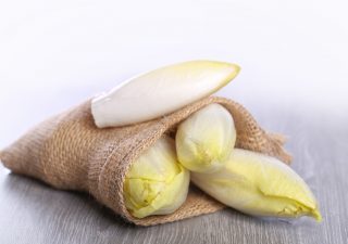 endive spears - recipe - sundried tomato tapenade - vegan cheese - sundried tomato