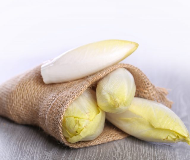 endive spears - recipe - sundried tomato tapenade - vegan cheese - sundried tomato