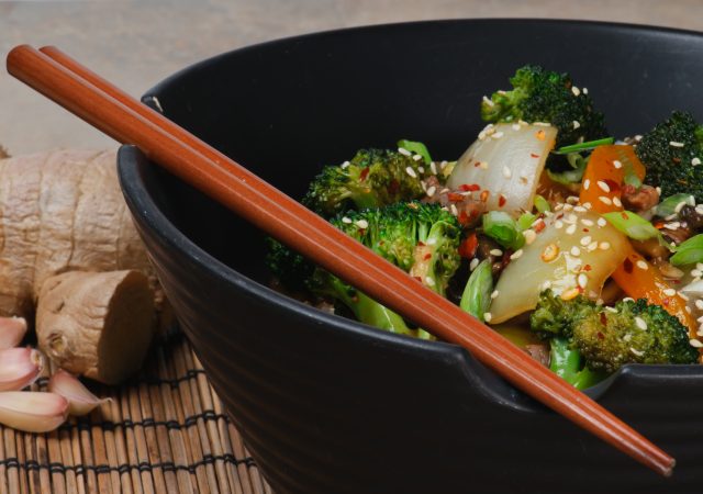vegetable cashew stir-fry - easy recipe - recipe - quick recipe - vegetarian - vegan - healthy food - cooking - seasonal produce - earls organics - whats in season
