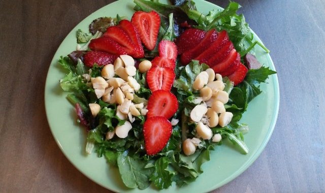 strawberry and macadamia nut salad - macadamia nut salad - hawaiian salad