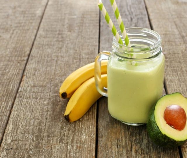 organic superfood smoothie - organic media network - smoothie recipe - organic smoothie recipe - avocado smoothie - avocado smoothie recipe