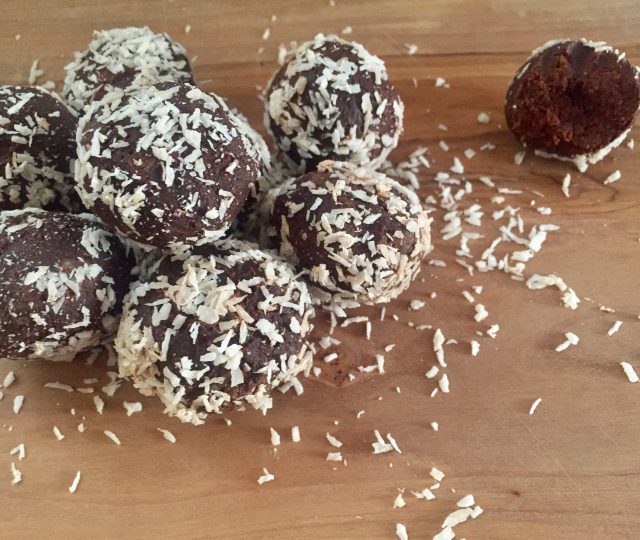 healthy chocolate avocado truffles - healthy snack - healthy dessert - avocado - truffles - recipe