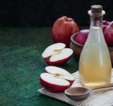 apple cider vinegar conditioner - apple cider vinegar rinse - DIY apple cider vinegar conditioner - DIY ACV conditioner - DIY ACV rinse - ACV hair - apple cider vinegar hair