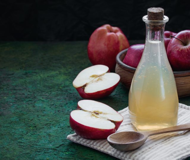 apple cider vinegar conditioner - apple cider vinegar rinse - DIY apple cider vinegar conditioner - DIY ACV conditioner - DIY ACV rinse - ACV hair - apple cider vinegar hair