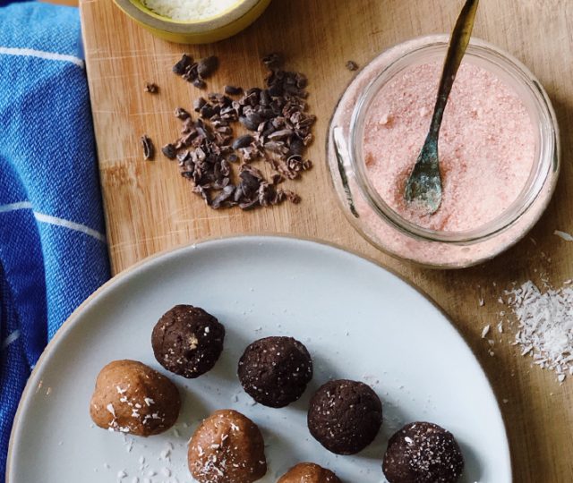 homemade energy bites - homemade energy balls - homemade snack bites - energy bites recipe - energy balls recipe - snack bites recipe - cacao energy bites - diy energy balls