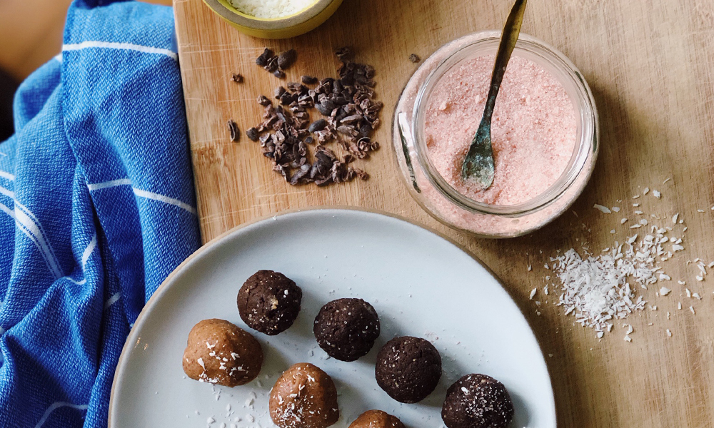 homemade energy bites - homemade energy balls - homemade snack bites - energy bites recipe - energy balls recipe - snack bites recipe - cacao energy bites - diy energy balls