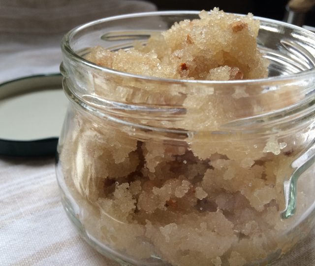 DIY Aromatherapy Body Scrub - aromatherapy sugar scrub - diy - diy sugar scrub - sugar scrub - aromatherapy - hostess gift - homemade - non-toxic