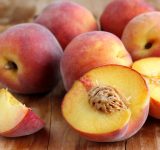 how to cut peaches - tutorial - whats in season - an organic conversation - education - inspiration - green living - green media - helge hellberg - peaches