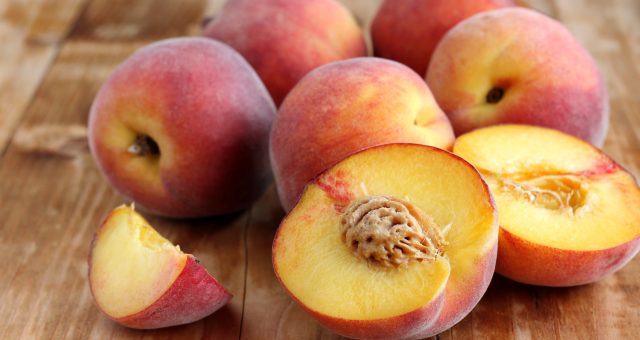 how to cut peaches - tutorial - whats in season - an organic conversation - education - inspiration - green living - green media - helge hellberg - peaches