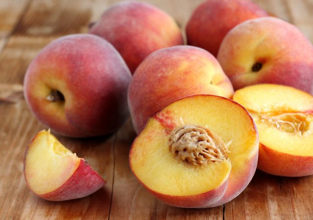 how to cut peaches - tutorial - whats in season - an organic conversation - education - inspiration - green living - green media - helge hellberg - peaches