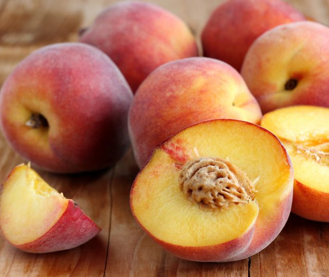 how to cut peaches - tutorial - whats in season - an organic conversation - education - inspiration - green living - green media - helge hellberg - peaches