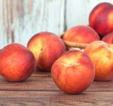 pick a perfect peach - how to - how to pick a perfect peach - peaches - stone fruit - seasonal - organic fruit - an organic conversation - education - inspiration - green media - green living - helge hellberg - whats in season
