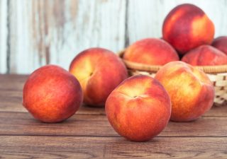 pick a perfect peach - how to - how to pick a perfect peach - peaches - stone fruit - seasonal - organic fruit - an organic conversation - education - inspiration - green media - green living - helge hellberg - whats in season