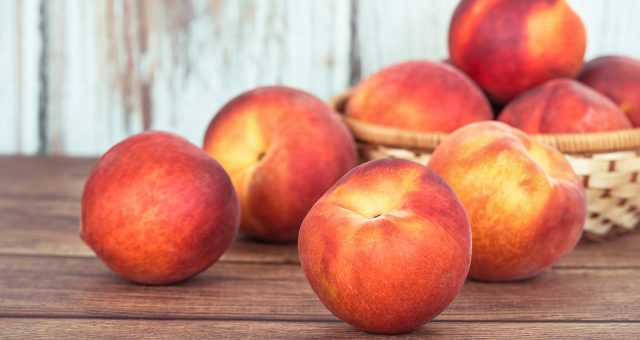 pick a perfect peach - how to - how to pick a perfect peach - peaches - stone fruit - seasonal - organic fruit - an organic conversation - education - inspiration - green media - green living - helge hellberg - whats in season