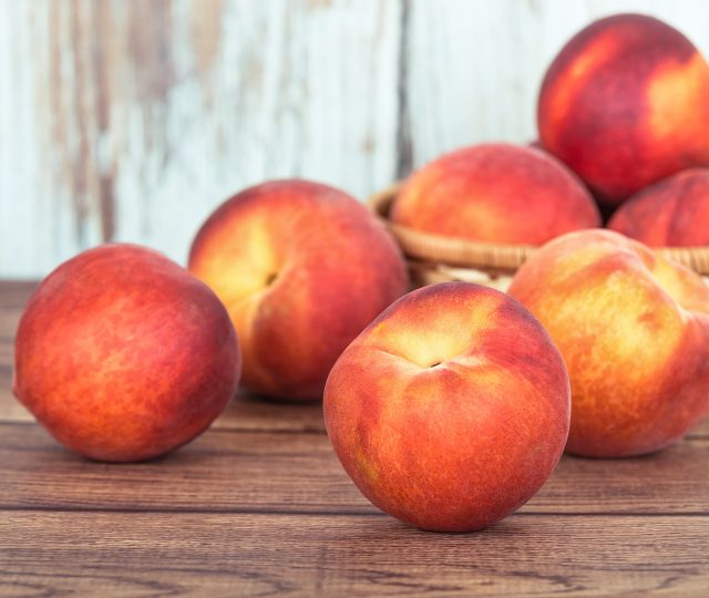 pick a perfect peach - how to - how to pick a perfect peach - peaches - stone fruit - seasonal - organic fruit - an organic conversation - education - inspiration - green media - green living - helge hellberg - whats in season